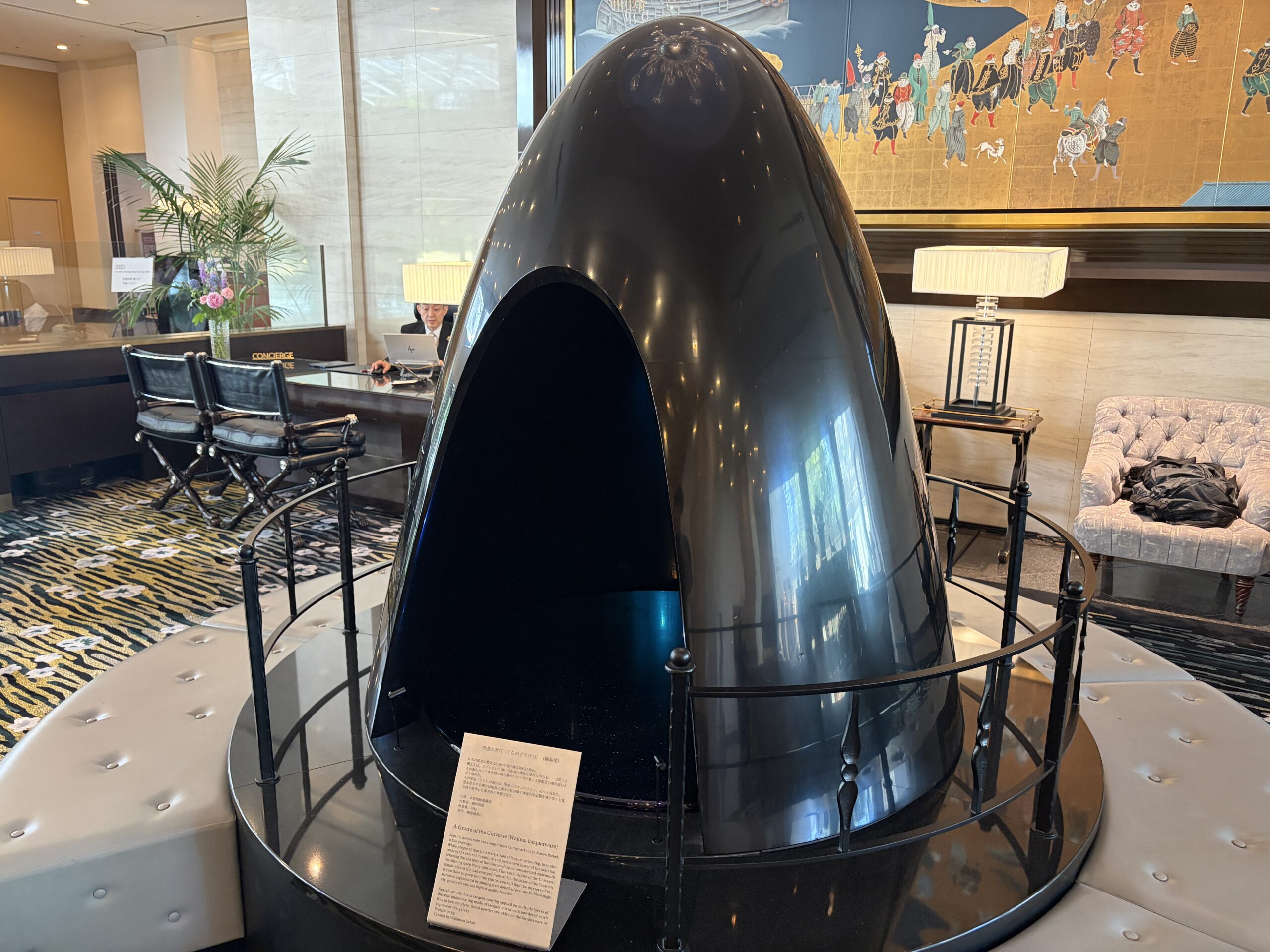 ウェスティンホテル大阪 ロビーのアート装飾（卵型PODチェアと金箔屏風）
