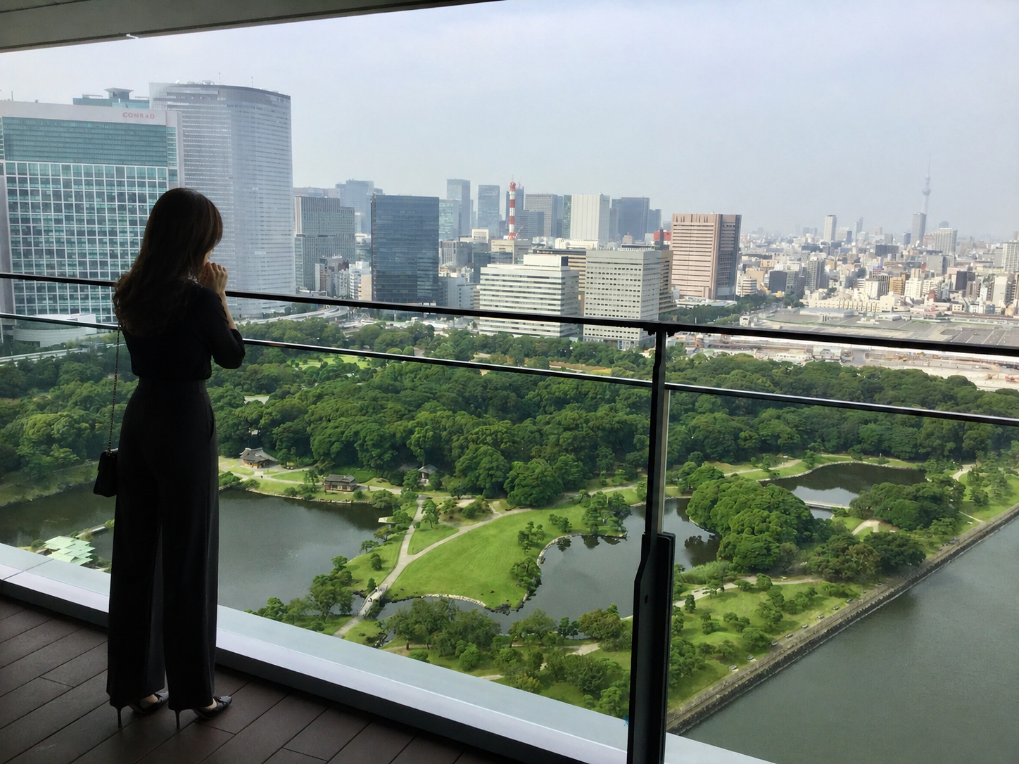 まりおっとりっぷ|ホテルの窓辺から東京を望む